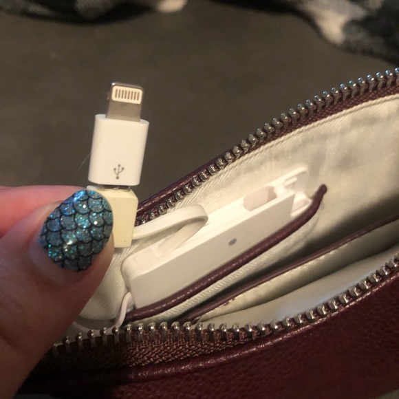 Plug and Tote wristlet with charger - Picture 3 of 5